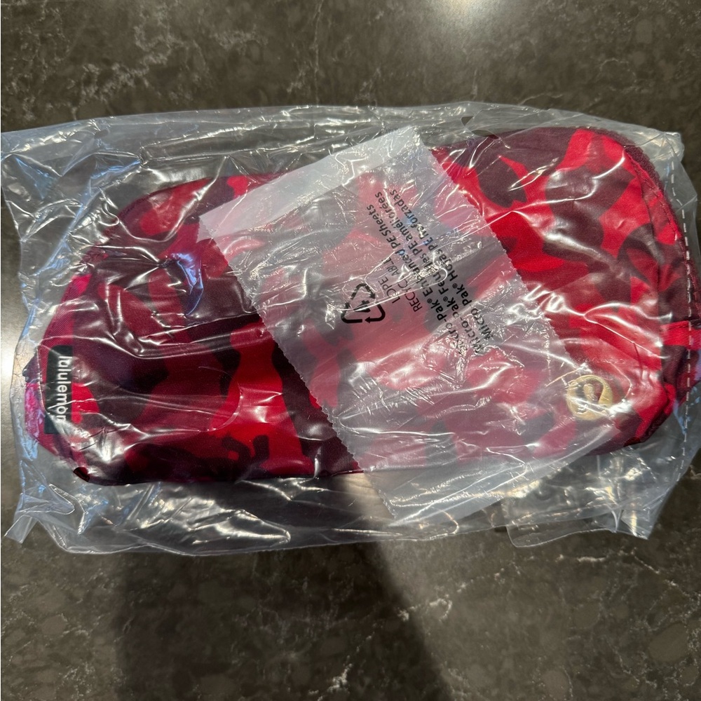 LULULEMON EVERYWHERE BELT BAG LUNAR NEW YEAR RED CAMO RABBIT LIMITED EDITION NWT
